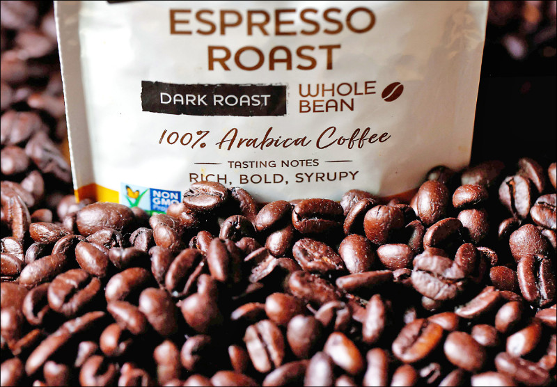 中英對照讀新聞》Trump cuts tariffs on beef, coffee and other foods as inflation concerns mount 隨著通膨疑慮升高,川普削減牛肉、咖啡與其他食物關稅