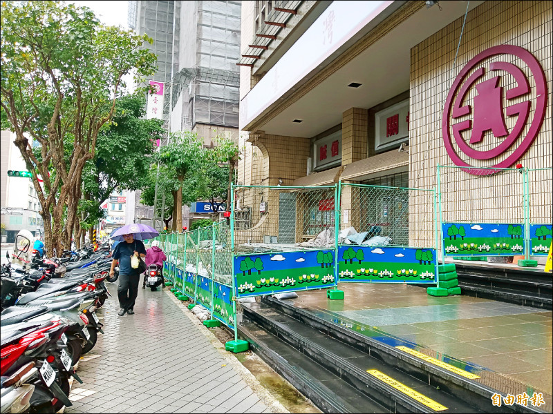 台銀基隆分行整修延宕 圍籬占道罰6萬
