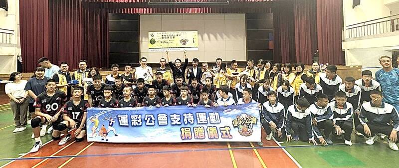 普發1萬「ATM領現」開跑 運彩公會何昱奇領1萬、捐2百萬贊助體育班