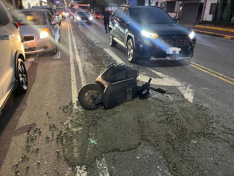 預拌車「掉一坨」！苗栗銅鑼騎士摔車吃土 闖禍司機可罰1.8萬