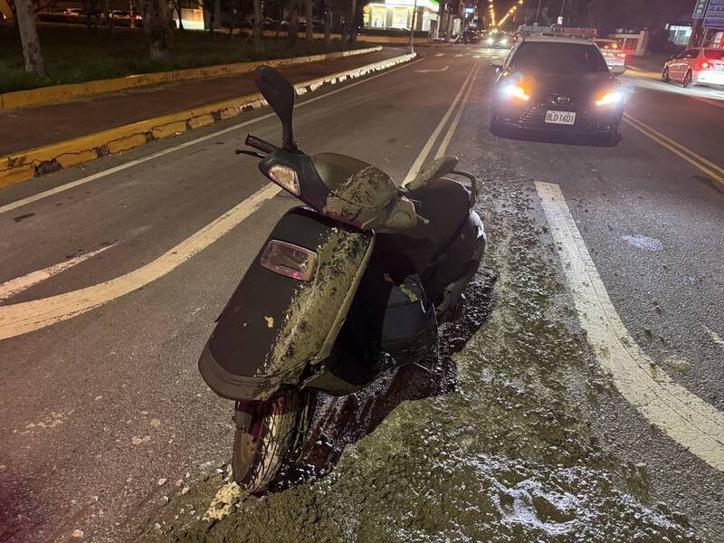 机车骑士辗压到混凝土，打滑摔车。（记者彭健礼翻摄）