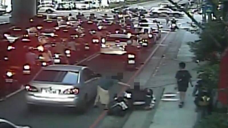 轎車乘客隨意下車擊落行經的機車騎士    警方教「荷蘭式開門法」