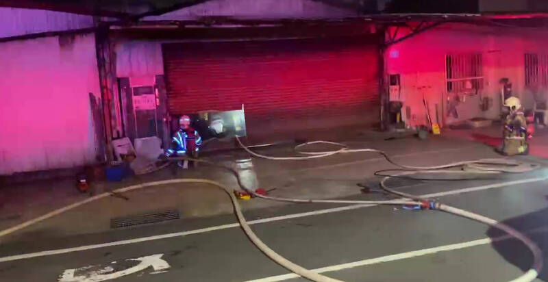 台南南區公所旁汽修廠暗夜竄火煙 警消急援幸無人在內