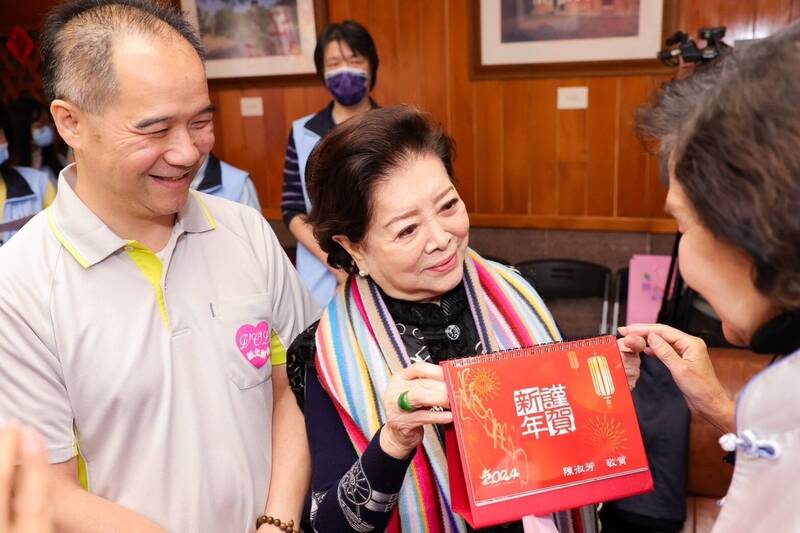 菸酒公司董事長林陽晉攜手乾媽陳淑芳熱心公益回饋社會