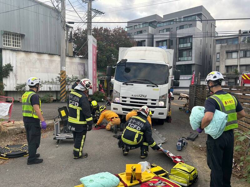 大貨車右轉撞機車 台中女騎士捲車底喪命