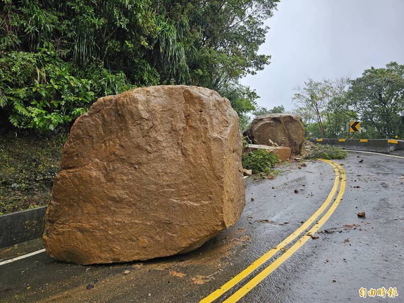 危險!台102市道22.5K(往不厭亭)巨石崩塌 雙向道無法通行