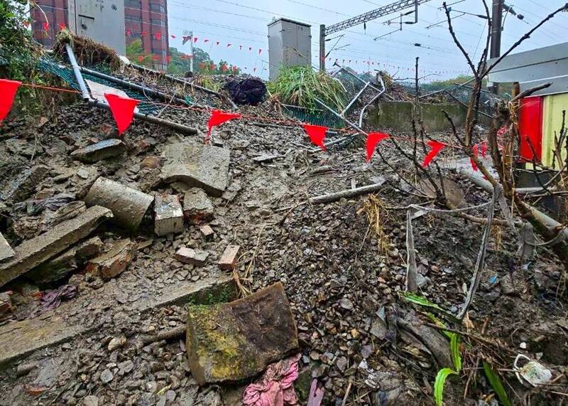 蘇澳新站至蘇澳站路基遭沖刷道碴沖入民宅 台鐵允儘速復原