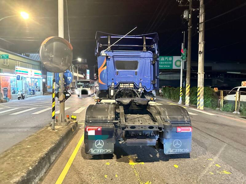 超驚險! 中壢行人未走斑馬線 大貨車起步撞到多處骨折