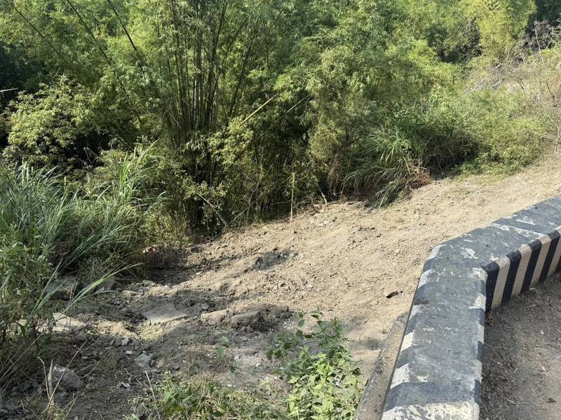 高雄月世界被人非法棄置廢棄物，環保局今清完數十噸垃圾。（高雄市環保局提供）