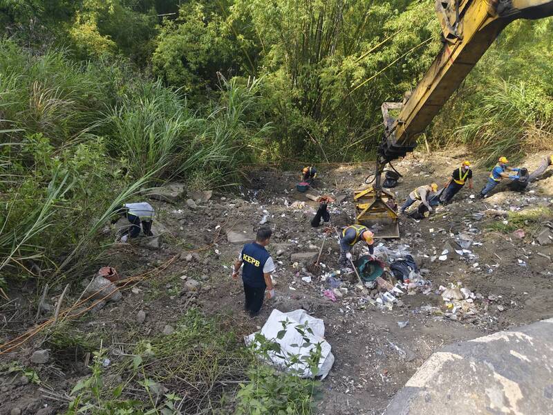 高雄月世界被人非法棄置廢棄物，環保局今清完數十噸垃圾。（高雄市環保局提供）