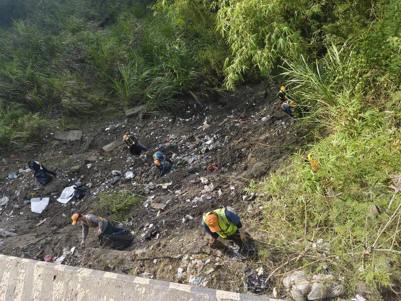 高雄月世界被人非法棄置廢棄物，環保局今清完數十噸垃圾。（高雄市環保局提供）