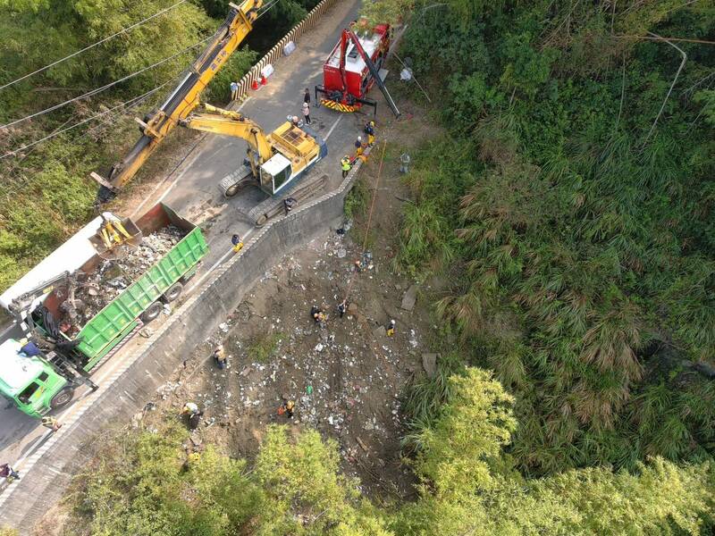 高雄月世界被人非法棄置廢棄物，環保局今清完數十噸垃圾。（高雄市環保局提供）