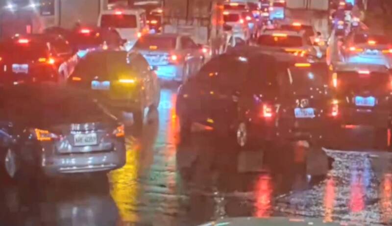 南港展覽館周邊昨晚塞爆「動彈不得」 警啟動交通快打曝原因