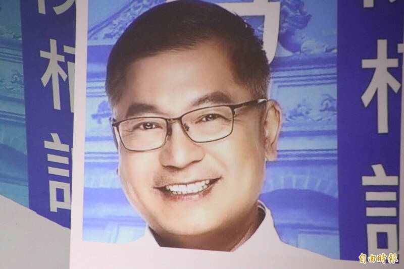 新竹县议员陈栢诚疑似被高功率雷射笔破坏的广告看板原样。（记者黄美珠摄）