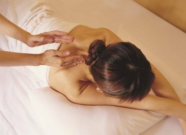 整脊師摸胸、大腿內側還指交 犯強制性交罪判4年8月