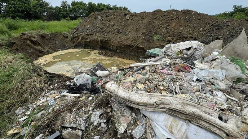 營建廢棄物全台流竄，苗栗縣境遭濫倒事件頻傳，圖為今年7月造橋鄉自然生態公園遭挖坑濫倒事業廢棄物。（圖由造橋鄉公所提供）