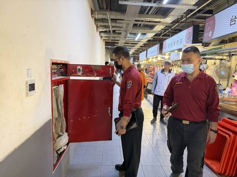 消防人员检查市场消防设备。（桃园市消防局提供）