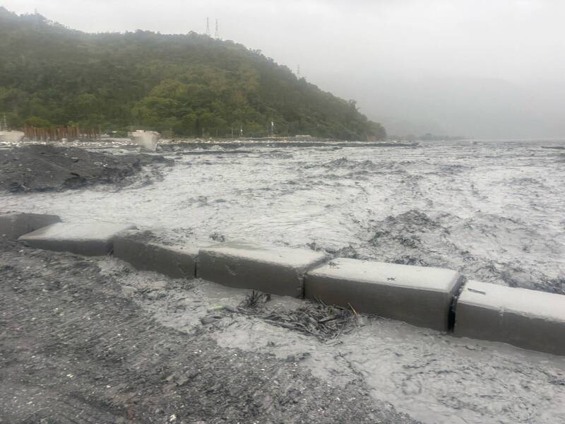 花蓮馬太鞍溪便道趕工 今晨遇溪水暴漲工程團隊急撤退