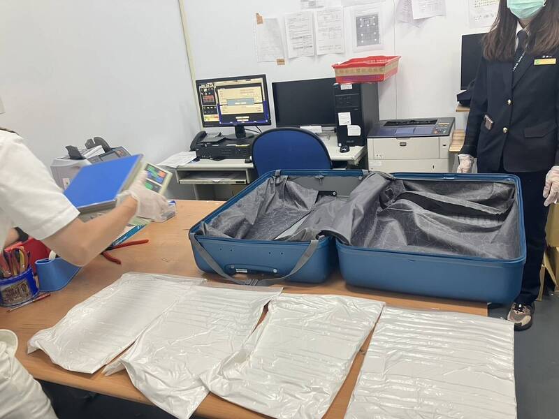 关务署台北关与航警局破获跨国走私毒品集团，查获市价千万第一级毒品海洛因4.3公斤。。（航警局提供）