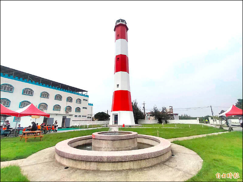 韓男星玉澤演台中「野生出沒」 登高美燈塔眺海景