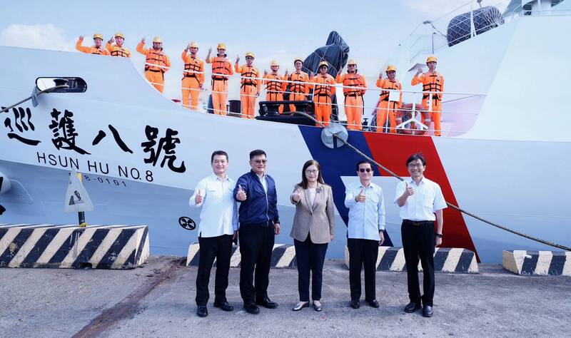 海巡署巡護8號登檢遠洋漁船贈水果、慰問品 船長這樣做