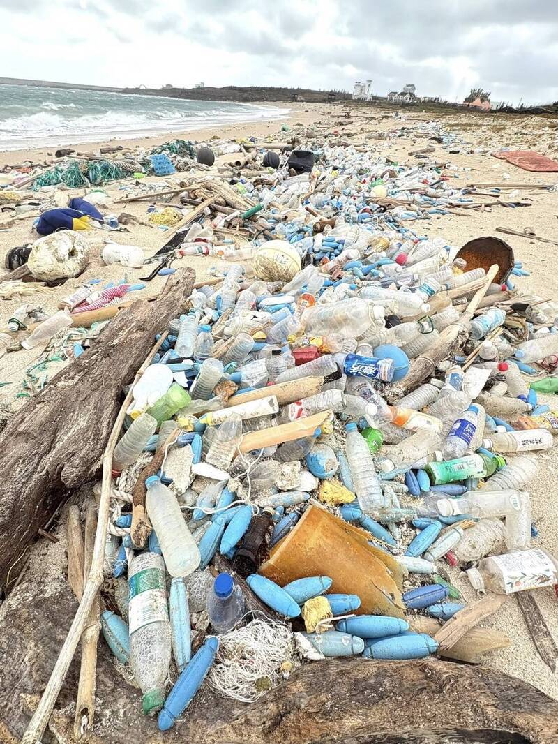 合橫國小旁海岸線面對外海風口，每年秋冬累積大量海廢垃圾。（圖由合橫國小提供）