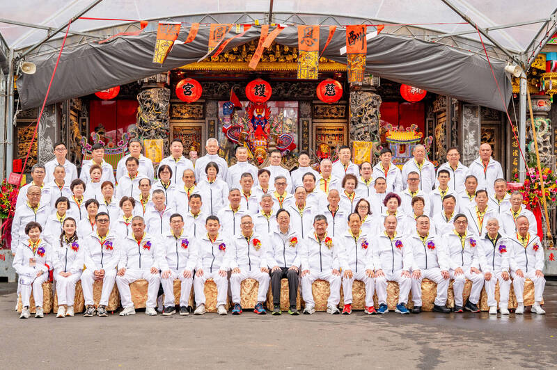 桃園慈護宮今年舉辦酬恩五朝圓醮，18日舉辦圓醮起功儀式，市長張善政循禮入廟參拜。（桃市府提供）