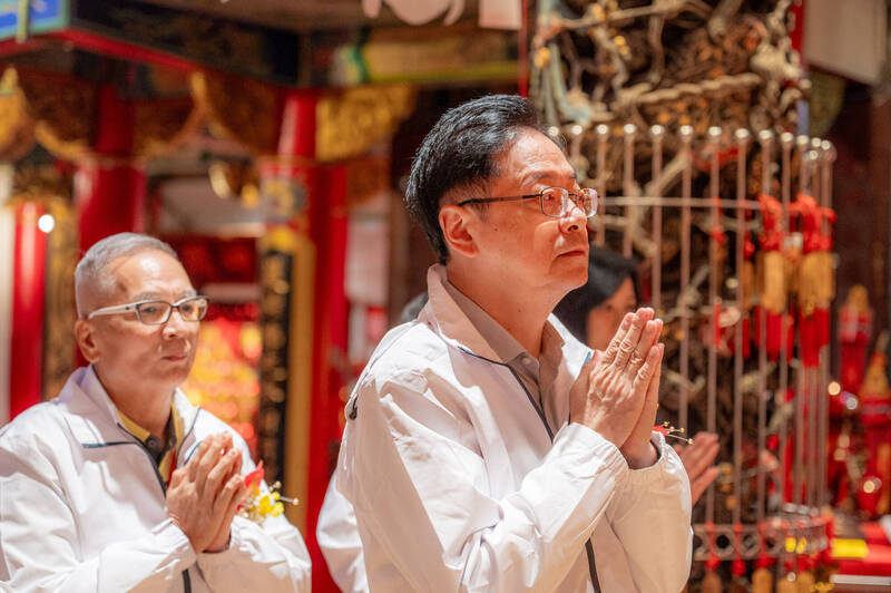 桃園慈護宮今年舉辦酬恩五朝圓醮，18日舉辦圓醮起功儀式，市長張善政循禮入廟參拜。（桃市府提供）