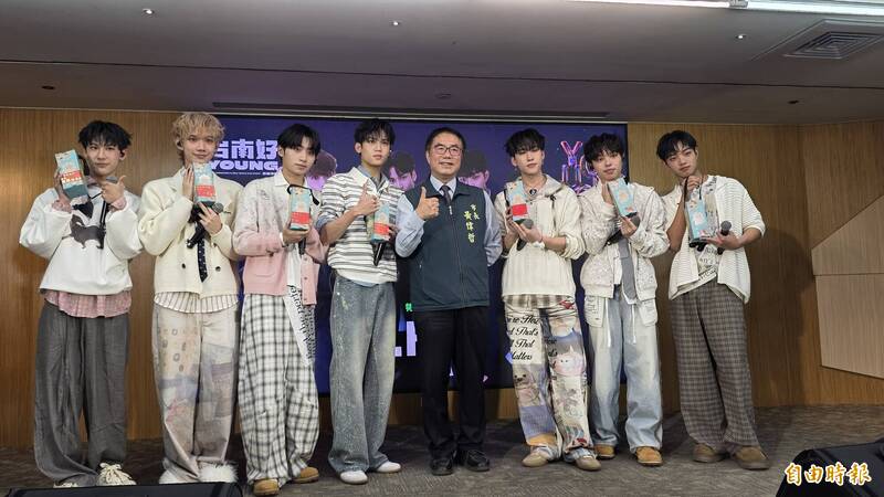 F.F.O帥炸台南！跨年6連發超華麗 黃偉哲認了「1件事」全場笑翻