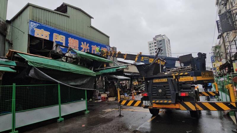 桃園南門市場南昌西街頂棚拆除 加強取締周邊違規佔用道路
