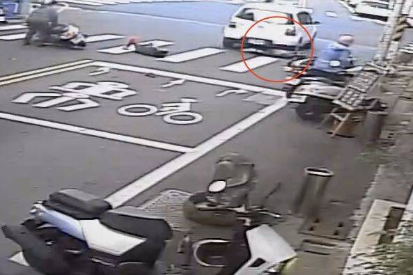 悚！轎車高速衝撞停等紅燈機車肇逃   彰化女騎士遭捲車底慘死