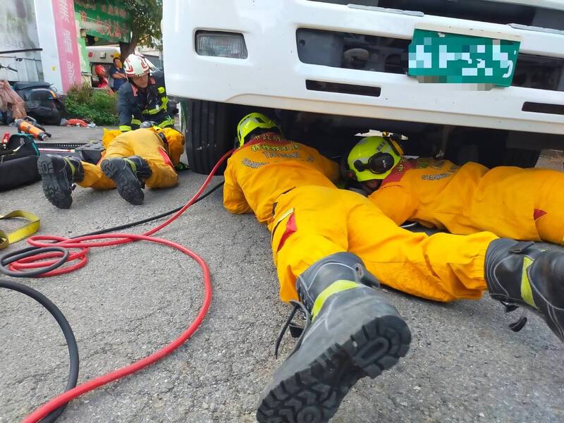 台中女清潔隊員遭大貨車輾死  雙親認屍淚崩、肇事司機道歉