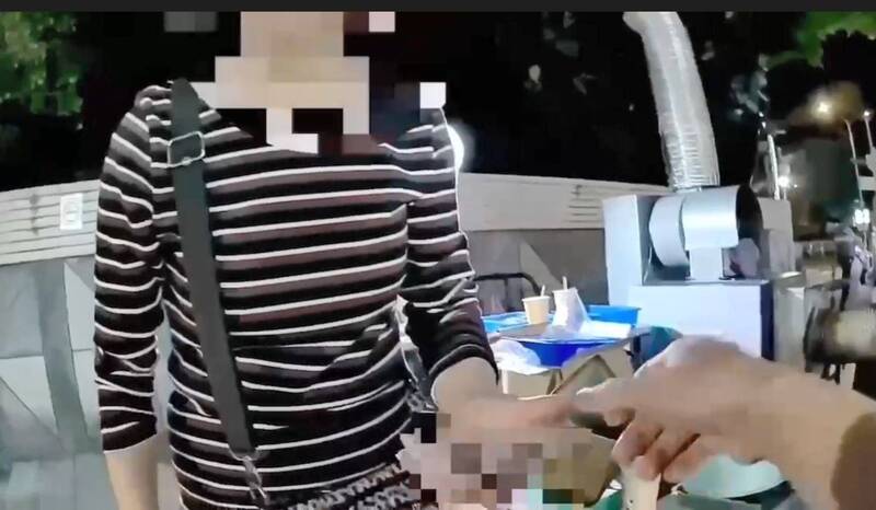 流連艋舺夜市烤肉香 7旬婦卻忘了回家路