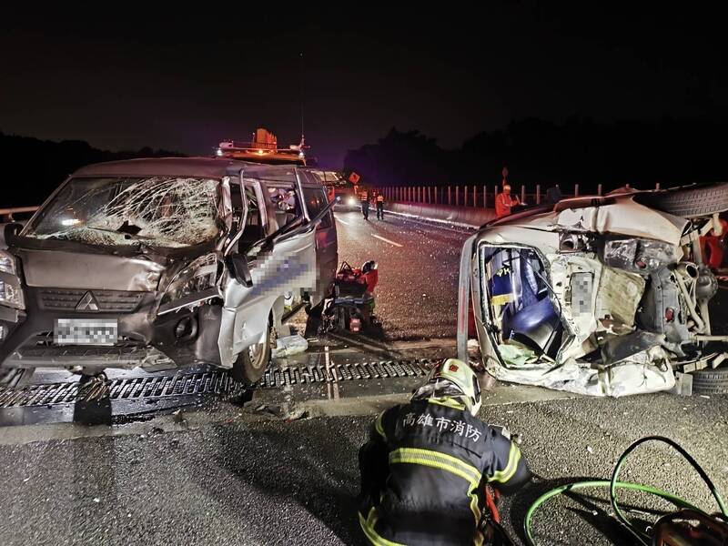 國3田寮段2小貨車追撞全毀 4人送醫