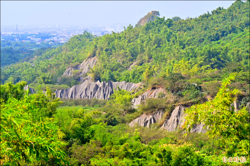 燕巢月世界具有極惡地形特殊地理環境，吸引民眾旅遊。（記者李惠洲攝）