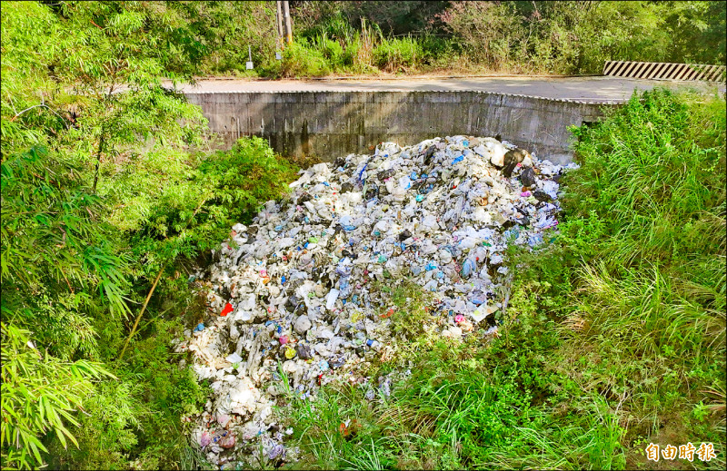 燕巢月世界被惡意傾倒大量垃圾。（記者李惠洲攝）