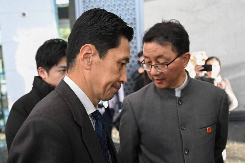 北京會談結束！日本外務省官員離開中國外交部 不發一語