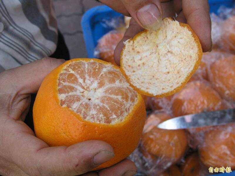 全網瘋傳1招「橘子免剝皮」! 懶人吃法吸引逾3200萬人朝聖