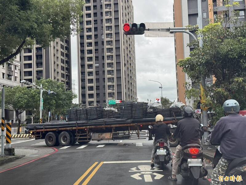 板橋無尾地磅站尖峰時段違停、高速迴轉 輾壓人行道險象環生