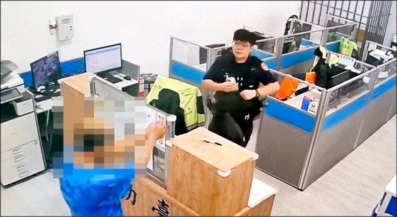 掐脖、槌頭、菜刀砍…奪妻命 冷靜自首 要警「把我銬起來」