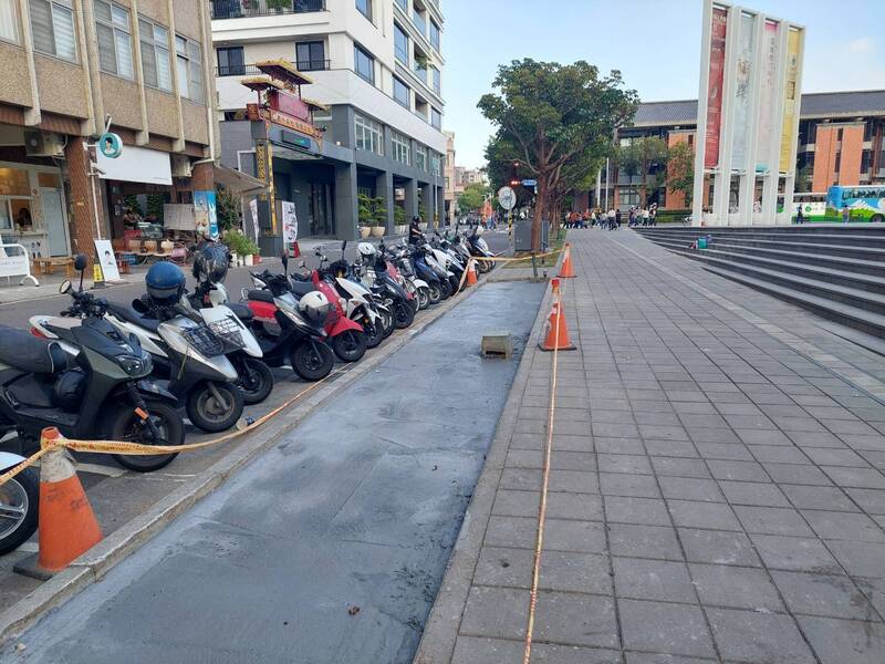 南美館2館設YouBike站點 被控犧牲行道樹扼殺自然美學