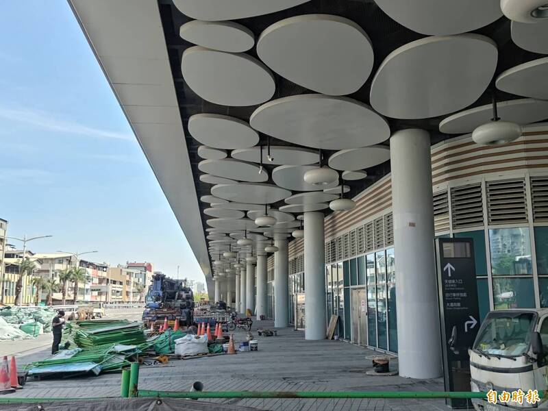 鐵道局南部工程分局持續進行國道客運、市公車轉運站細部工程改善作業。（記者王榮祥攝）