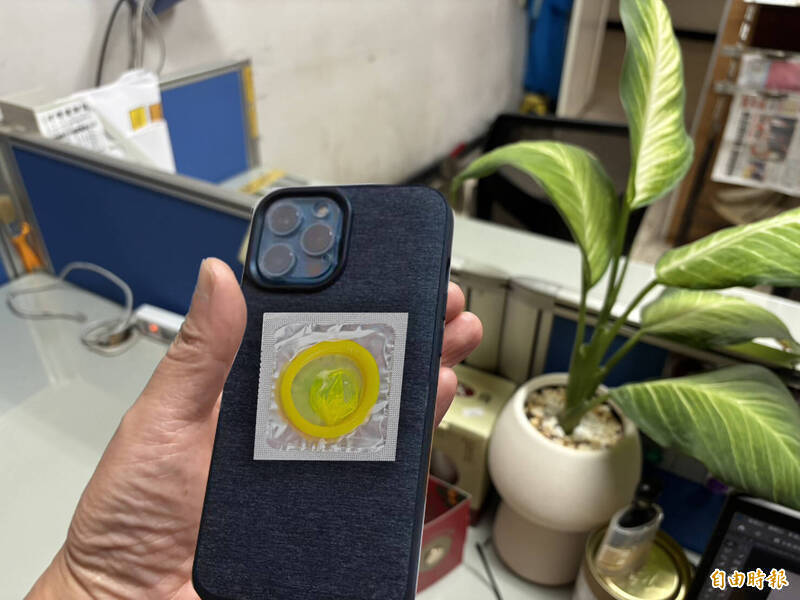 狂戀女房仲同業 手機亮實體保險套......付10萬元代價