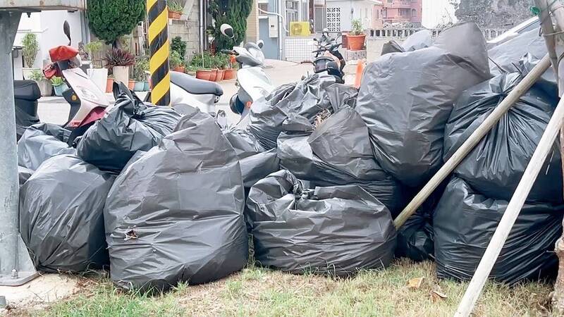 澎湖馬公西文里志工冒寒風投入環境整理 市長黃健忠前往致意