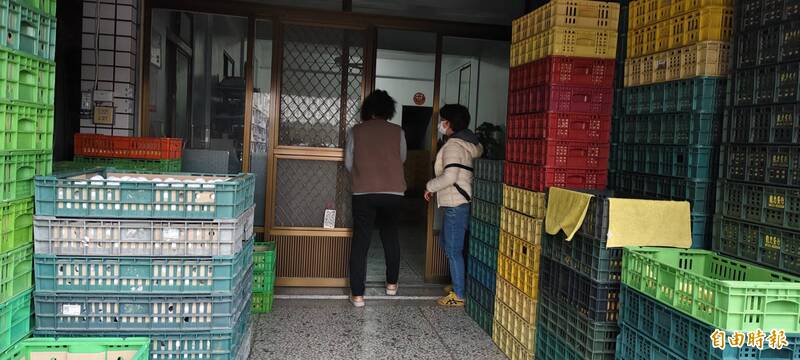 台中龍忠蛋行照常營業 老闆娘稱老顧客相挺、認為業者也受害