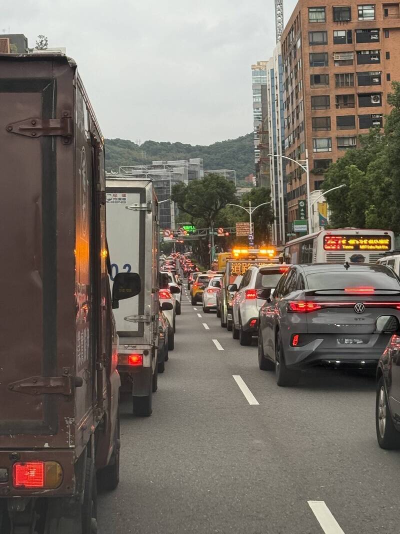 士林北投入城塞車苦 林延鳳嘆交控中心都說無異常