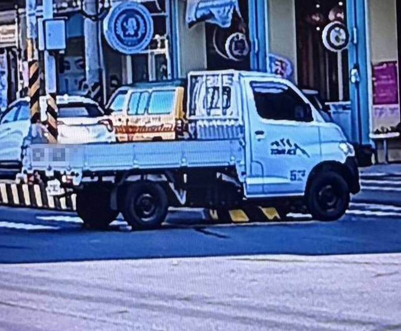 又撞了!彰南路行人庇護島10度遭衝撞 網諷:三寶捕捉器