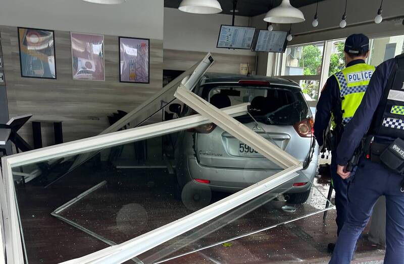 花蓮七旬老翁疑誤踩油門 撞早餐店造成2輕傷