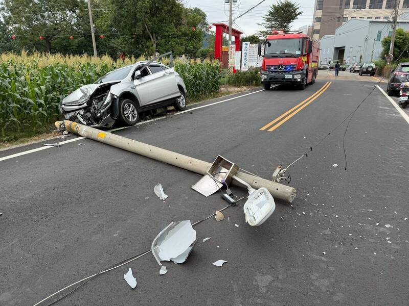 台中休旅車撞斷電線桿 駕駛受傷急送醫