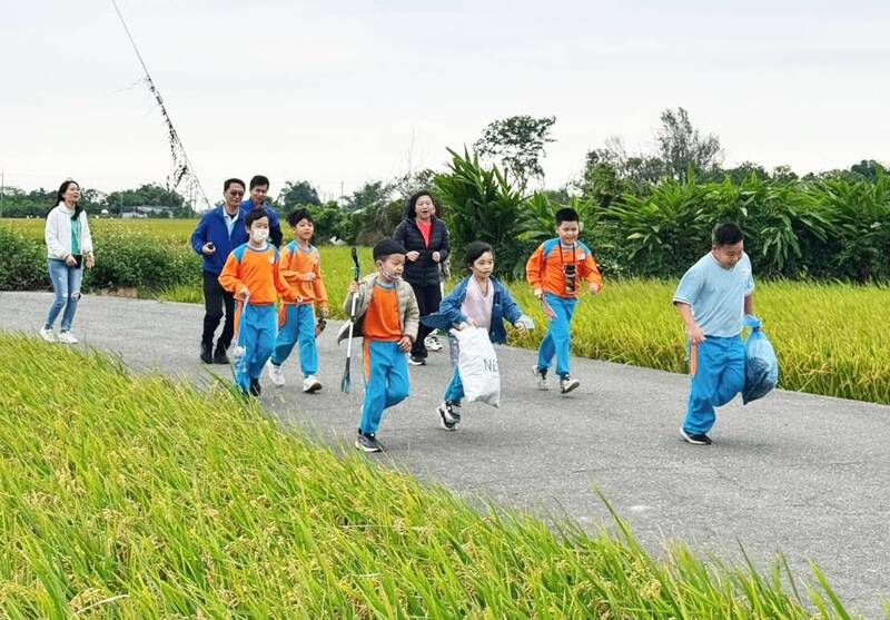 跑在金黃稻浪!嘉義市北園國小稻香路跑 學生沿途撿垃圾做環保